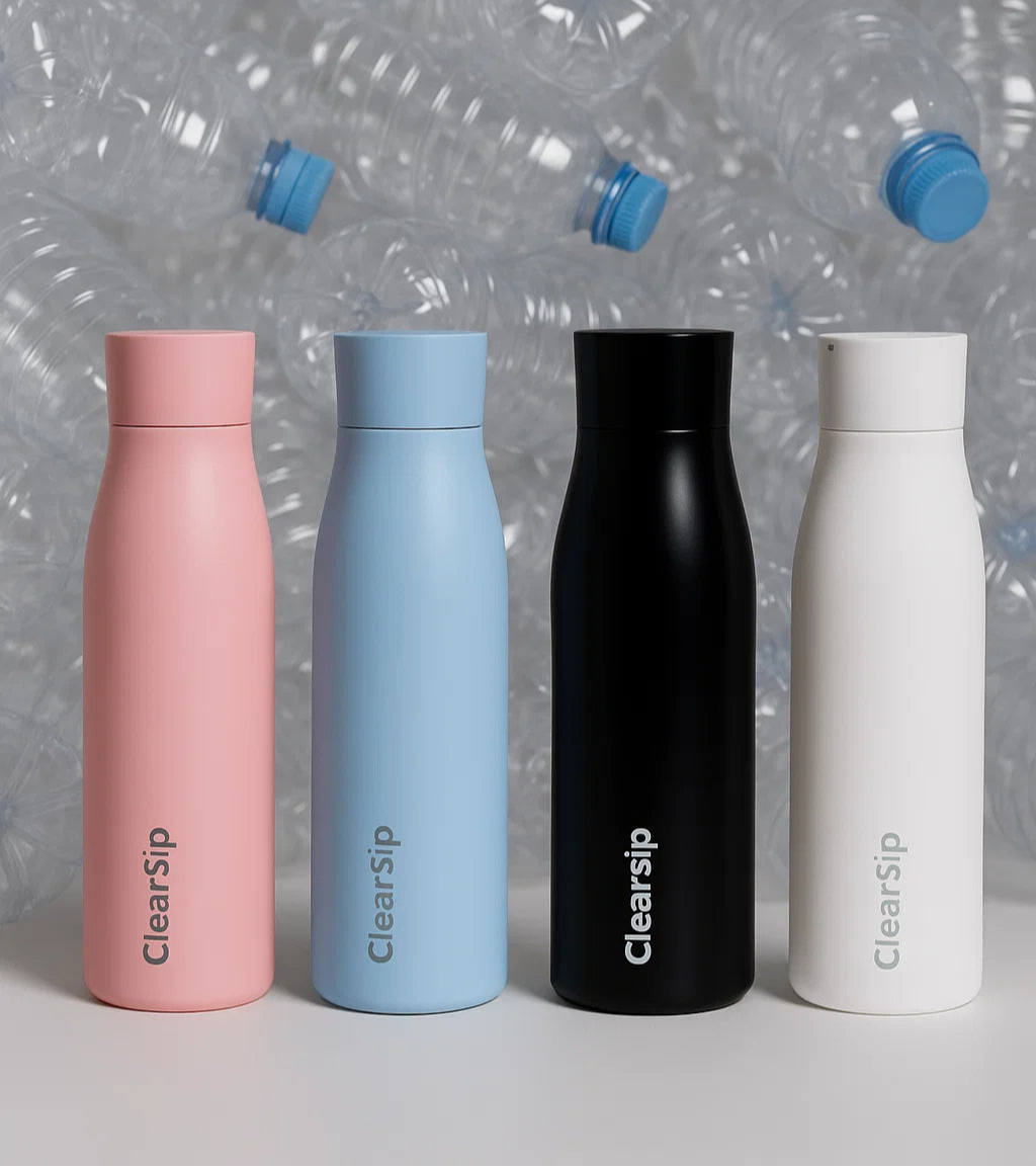 Duurzame ClearSip herbruikbare waterflessen in roze, blauw, zwart en wit, geplaatst voor een achtergrond van plastic wegwerpflesjes – bespaar 156 flesjes per jaar.