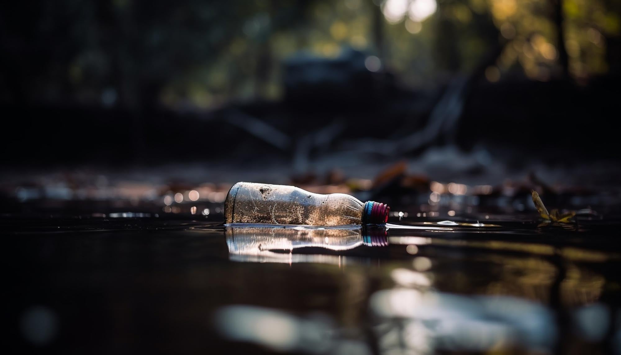 plastic-fles-vervuiling-water-milieu-afval-bos
