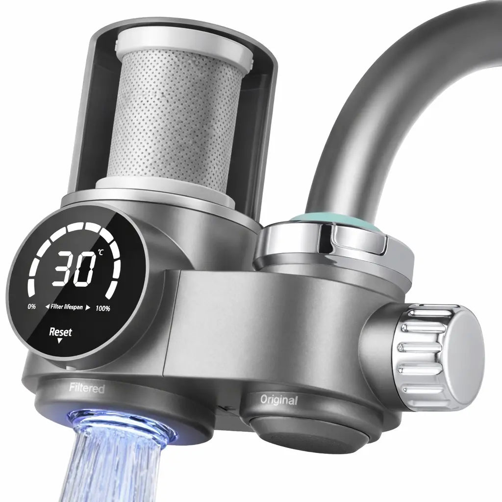 Close-up van de ClearSip 8-laags kraanfilter met digitaal display, temperatuurindicator en vervangbaar filterelement voor schoon drinkwater.