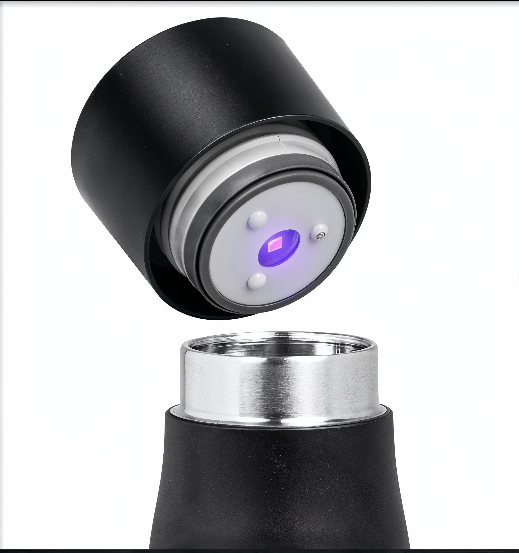 Zelfreinigende slimme waterfles met UV-C dop die bacteriën en virussen doodt voor hygiënisch drinkwater – ClearSip fles detailfoto